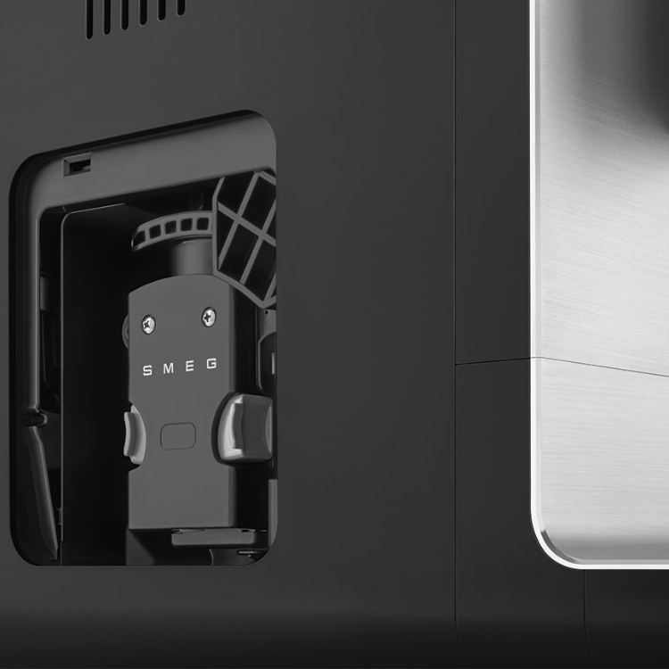 Máquina de Café Smeg Automática BCC11 Preto